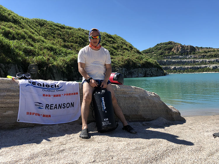 Патување низ природата, прво водоотпорно: уникатно дизајниран водоотпорен ранец од печатот на отворено